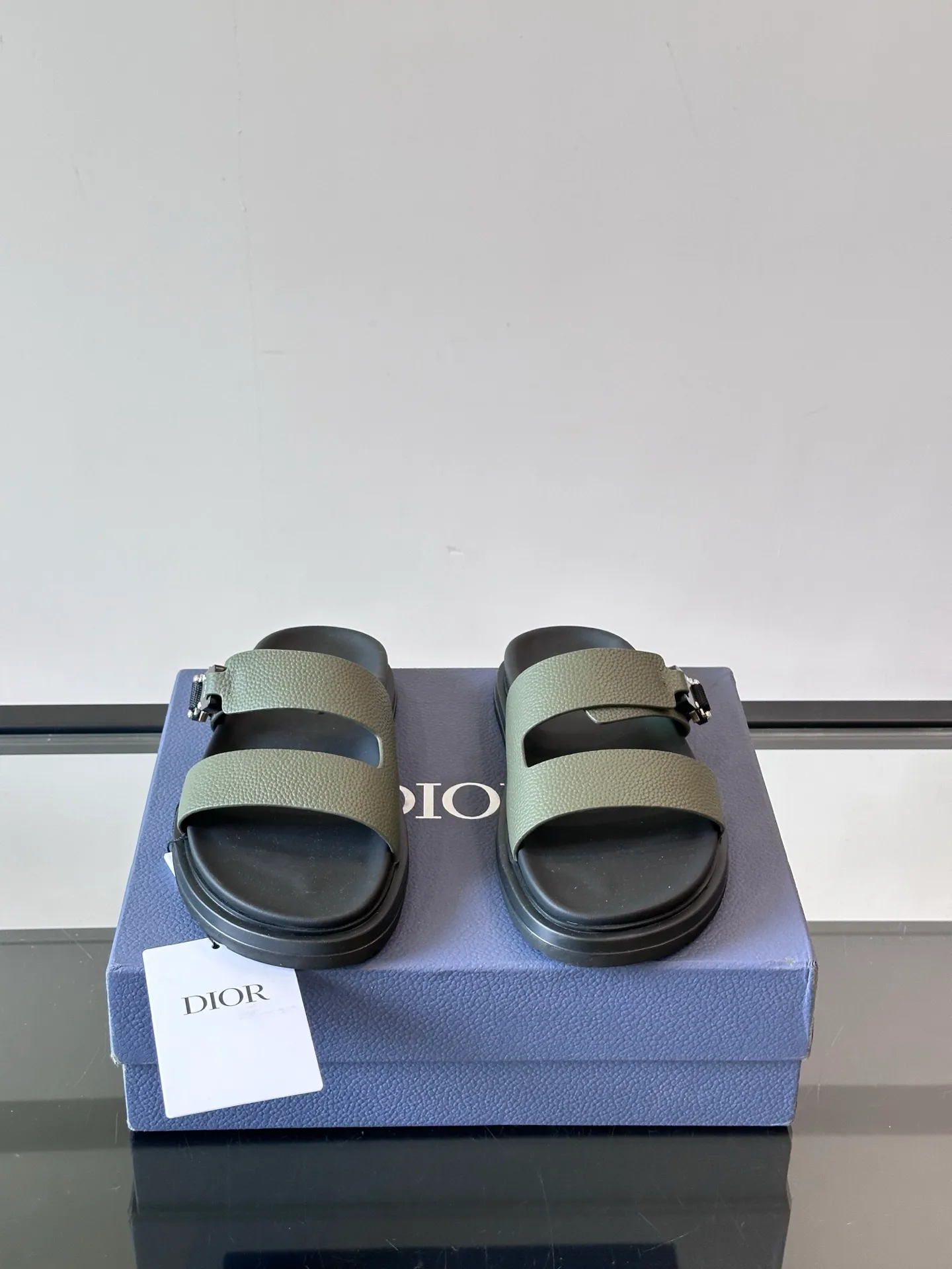 Factory price: 300💰Dior Aqua men's sandals and slippers. Showcasing Dior haute couture design. The Dior gray suede strap is accented with an aluminum Dior buckle for added style. Paired with a comfortable tonal notch sole, they pair easily with shorts or jeans for a sophisticated look. Main body: suede cow leather, technical fabric lining: cow leather, with adjustable straps, aluminum Dior buckle, Dior gray EVA insole, tonal notch rubber outsole splicing structure👌👌 size: 38-44 (45.46 customized)